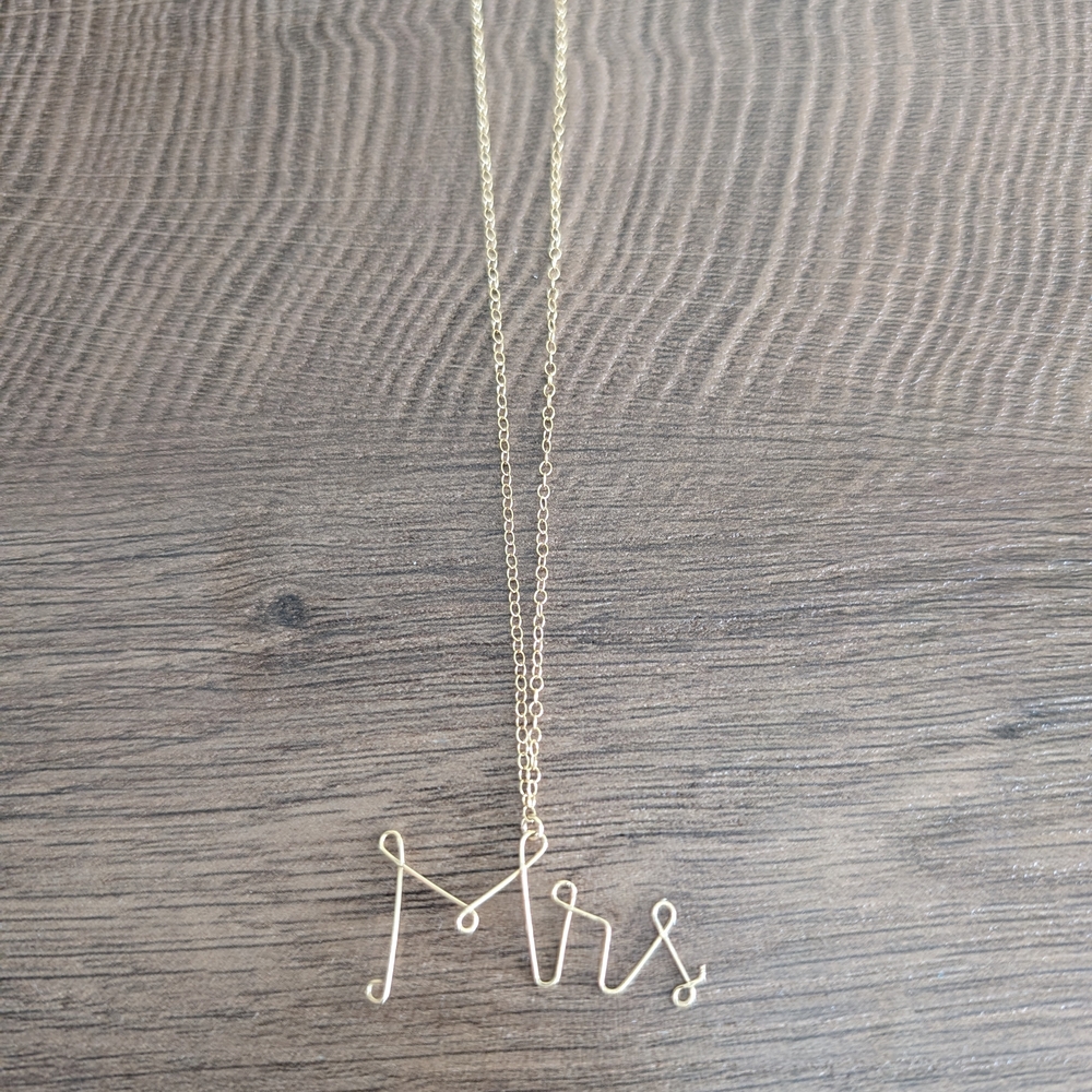 Elegant Gold 'Mrs' Necklace